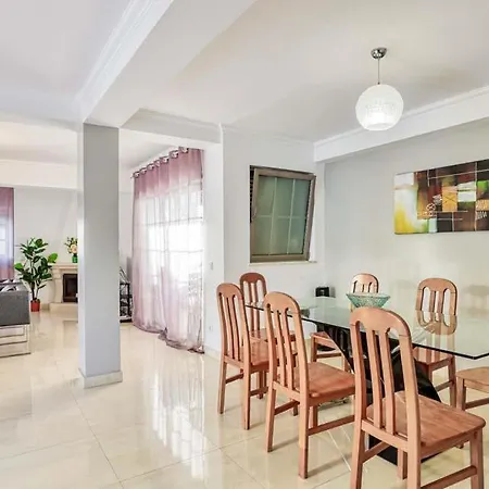 Sleeps 8 With Pool Air Con And Wifi